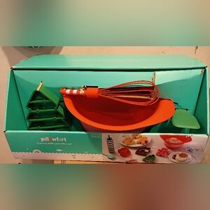 Pillowfort Kids Pancake Baking Set - Green & Orange